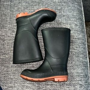 Toddler size 7 to 8 rain boots